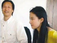 娱乐圈夫妇吃瓜,牵手共度美好时光
