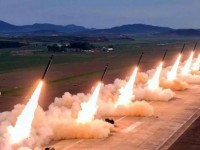 朝鲜对韩国开火朝鲜突然在边境开火！8个炮兵旅250辆导弹车出动韩国背靠18国联军！普京随时准备出兵？